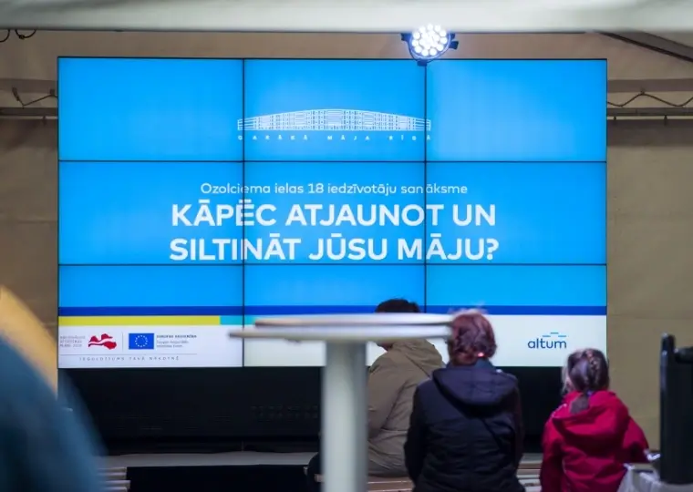 Презентация на экране на собрании жильцов о ремонте и утеплении дома