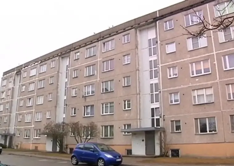 Padomju tipa piecstāvu daudzdzīvokļu māja ar paneļu fasādi, skats no ielas