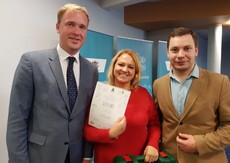 Apbalvošanas pasākums, konkursa laureāti kopfoto ar diplomu