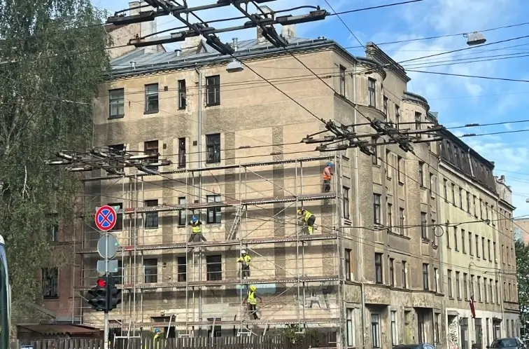 Daudzdzīvokļu ēka A. Čaka ielā 127, Rīgā ar uzstādītām sastatnēm fasādes darbiem.