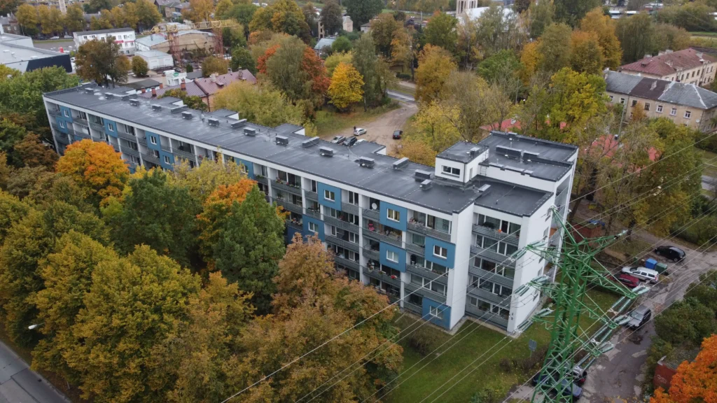 Daudzstāvu daudzdzīvokļu ēka ar zili baltu fasādes apdari, plakanu jumtu un lodžijām, Rīga