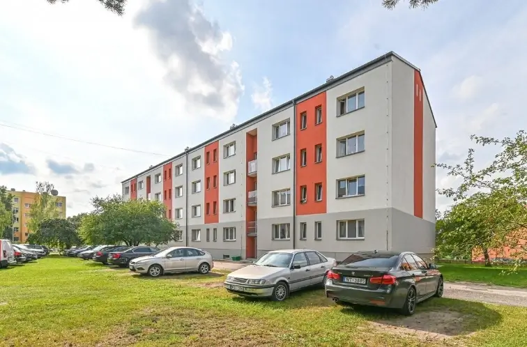 Apartment building with a light facade and orange accents, courtyard parking, Pinki