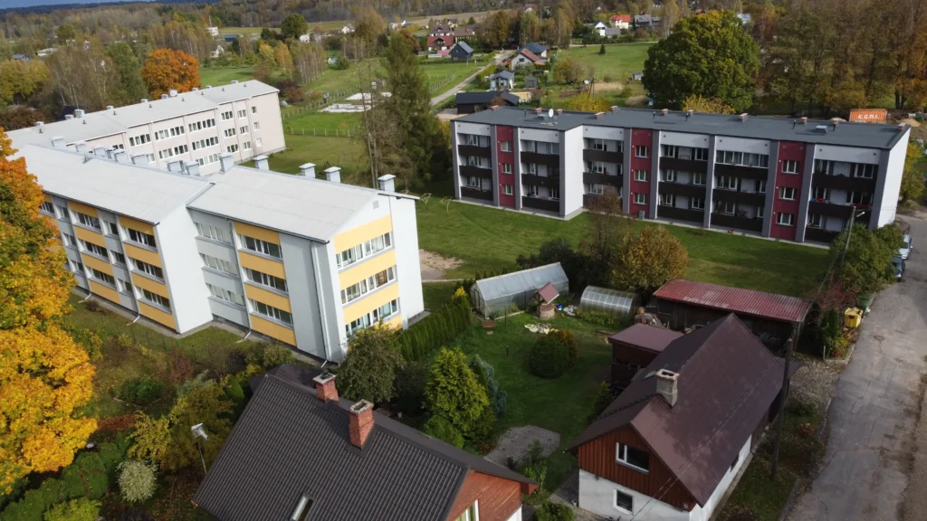 4 stāvu daudzdzīvokļu ēka ar dzeltenu fasādes apdari, pelēku skārda jumtu, Valka