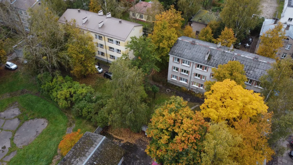 Divas daudzdzīvokļu mājas ar gaišu fasādes apdari un pelēkiem jumtiem, Rīga