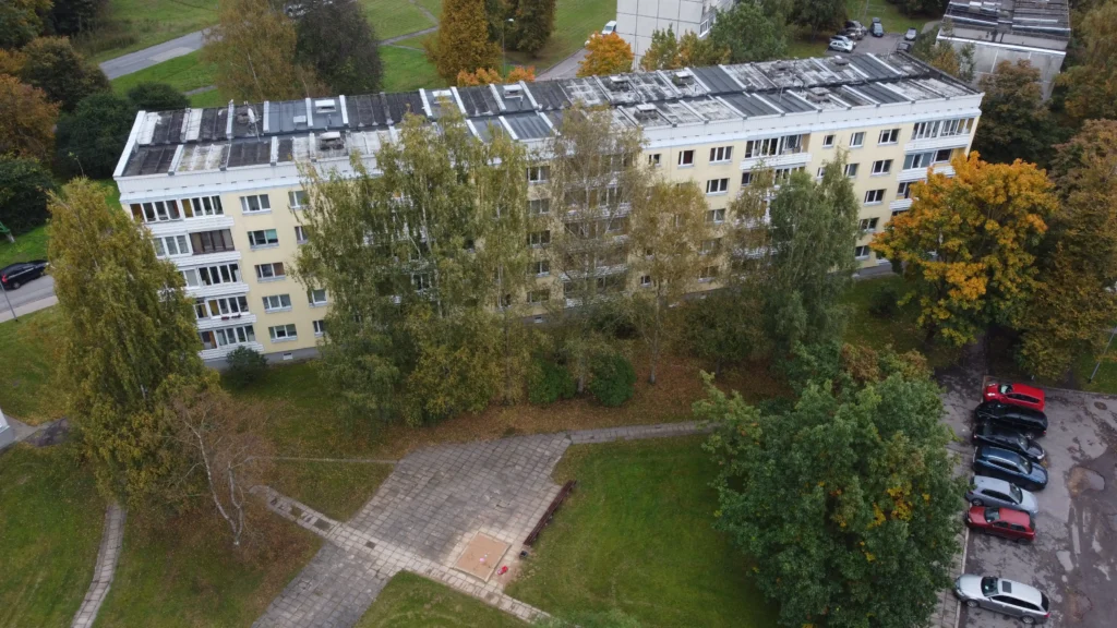 5 stāvu daudzdzīvokļu ēka ar gaiši dzeltenu fasādes apdari, stiklotām lodžijām un plakanu jumtu, Rīga