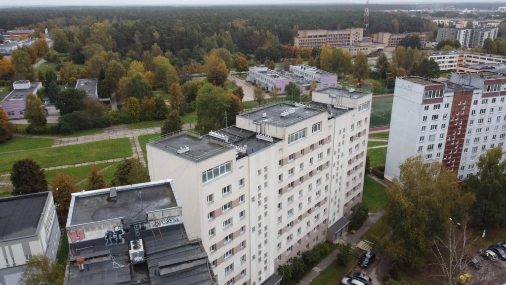 9 stāvu daudzdzīvokļu ēka ar gaišu fasādi un plakanu jumtu, Rīga