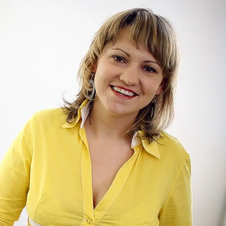 Портрет signe kajaka, улыбающаяся женщина в жёлтой блузке