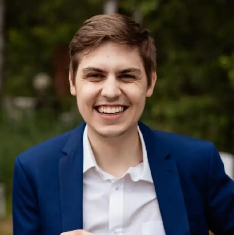 Портрет valts vilhems kajaks, улыбающийся мужчина в костюме