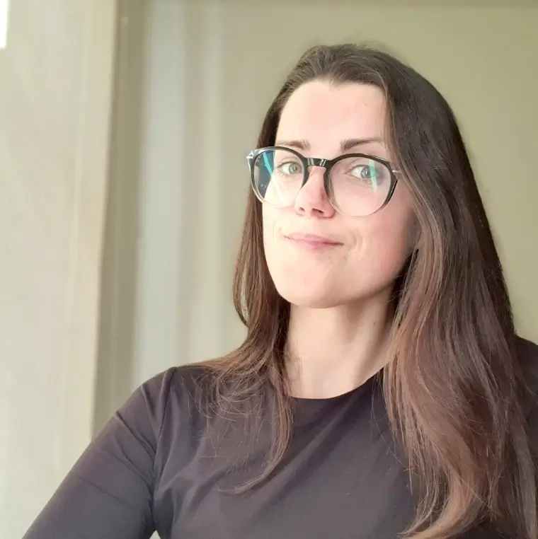 Zelma Balode portrets, sieviete ar brillēm un tumšiem matiem