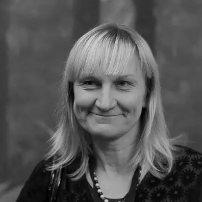 Чёрно-белый портрет улыбающейся женщины